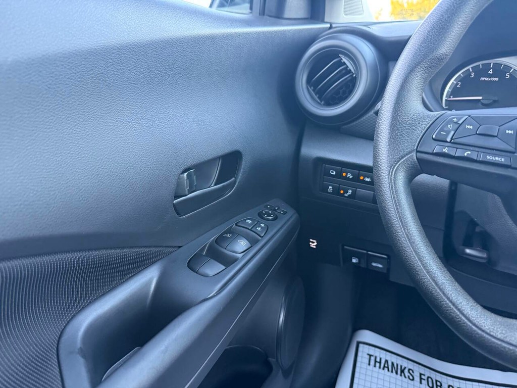 Nissan Kicks Vehicle Full-screen Gallery Image 30