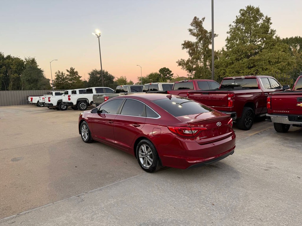 Hyundai Sonata Vehicle Full-screen Gallery Image 04