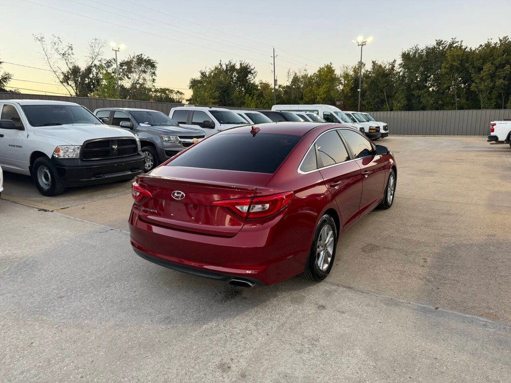 Hyundai Sonata Vehicle Full-screen Gallery Image 05