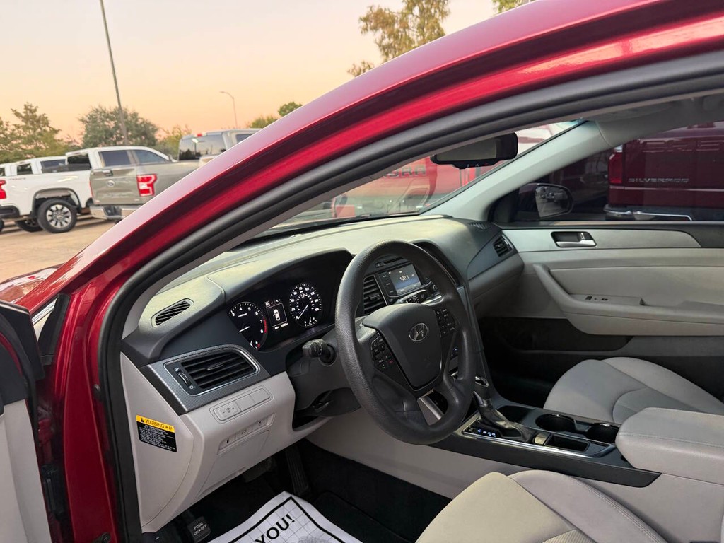 Hyundai Sonata Vehicle Full-screen Gallery Image 06