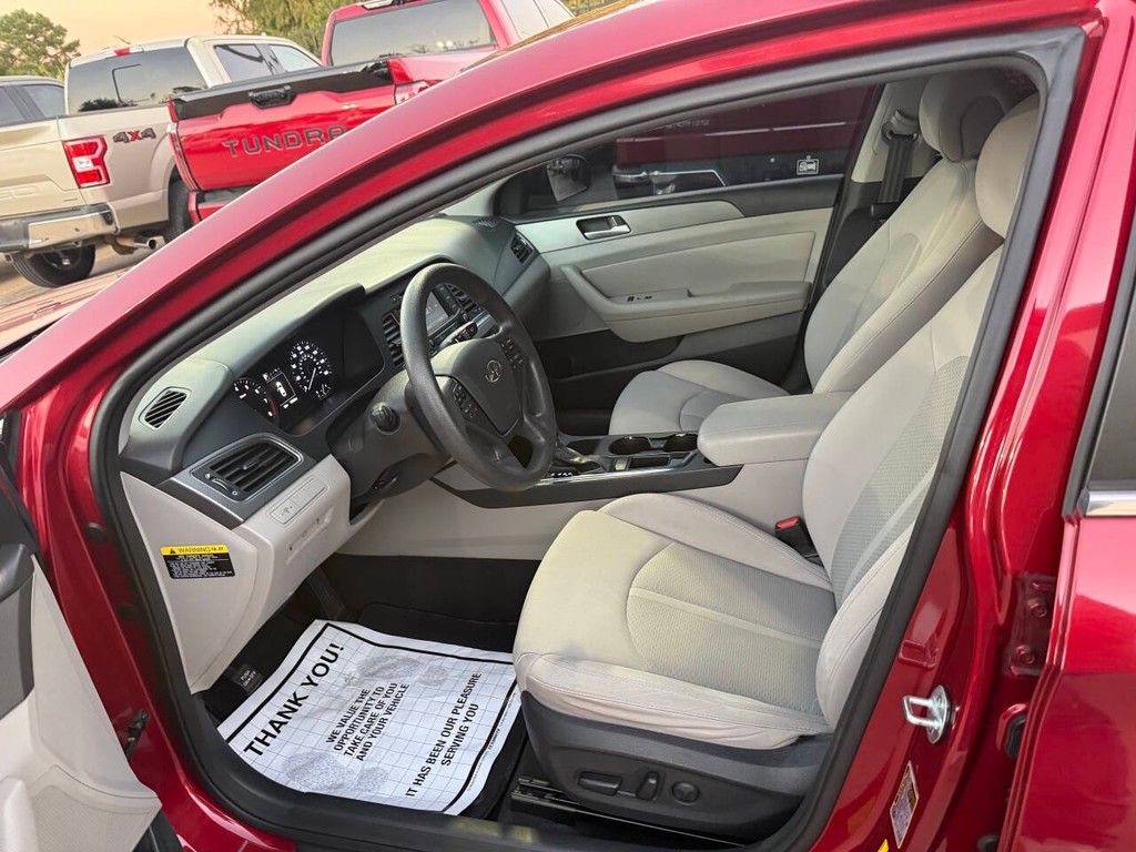 Hyundai Sonata Vehicle Full-screen Gallery Image 07