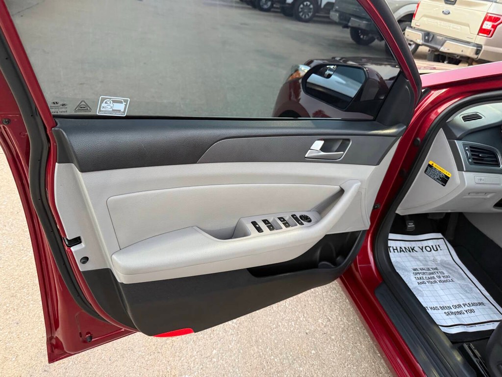 Hyundai Sonata Vehicle Full-screen Gallery Image 08