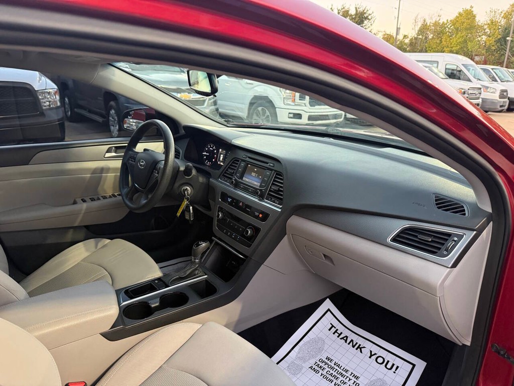 Hyundai Sonata Vehicle Full-screen Gallery Image 09