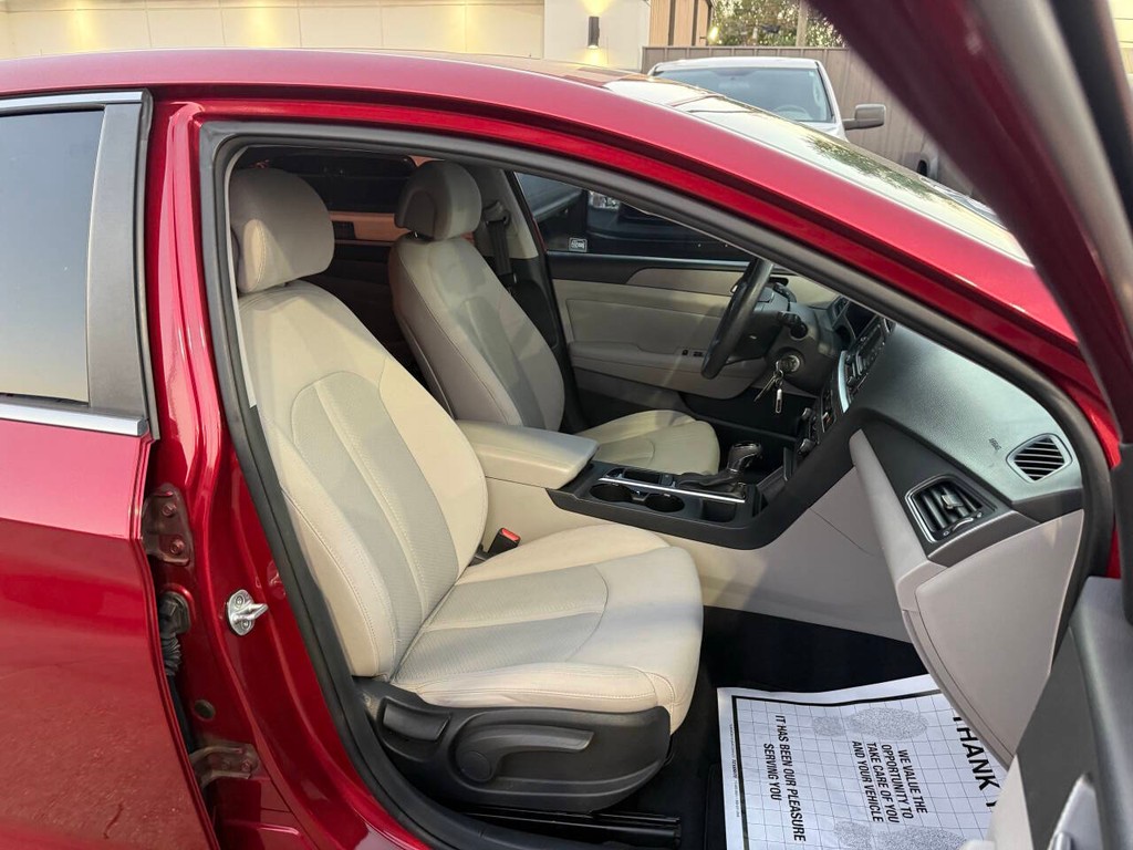 Hyundai Sonata Vehicle Full-screen Gallery Image 10