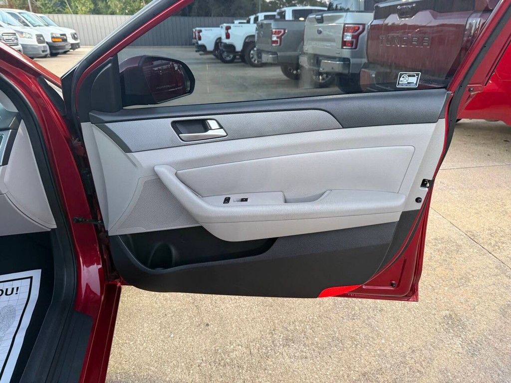 Hyundai Sonata Vehicle Full-screen Gallery Image 11