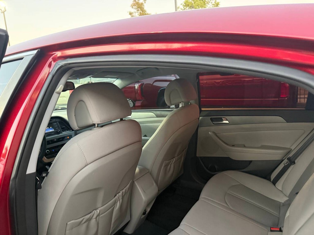 Hyundai Sonata Vehicle Full-screen Gallery Image 12