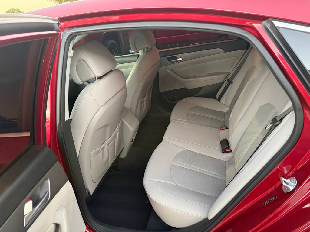 Hyundai Sonata Vehicle Full-screen Gallery Image 13