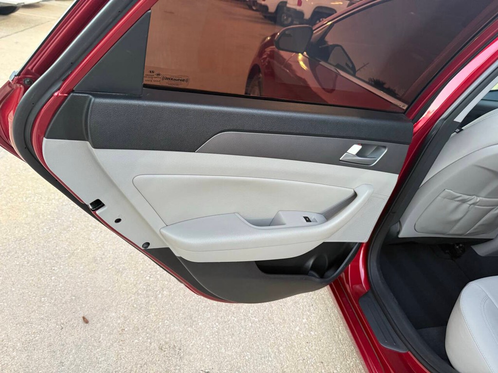 Hyundai Sonata Vehicle Full-screen Gallery Image 14