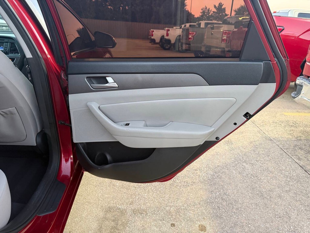 Hyundai Sonata Vehicle Full-screen Gallery Image 16