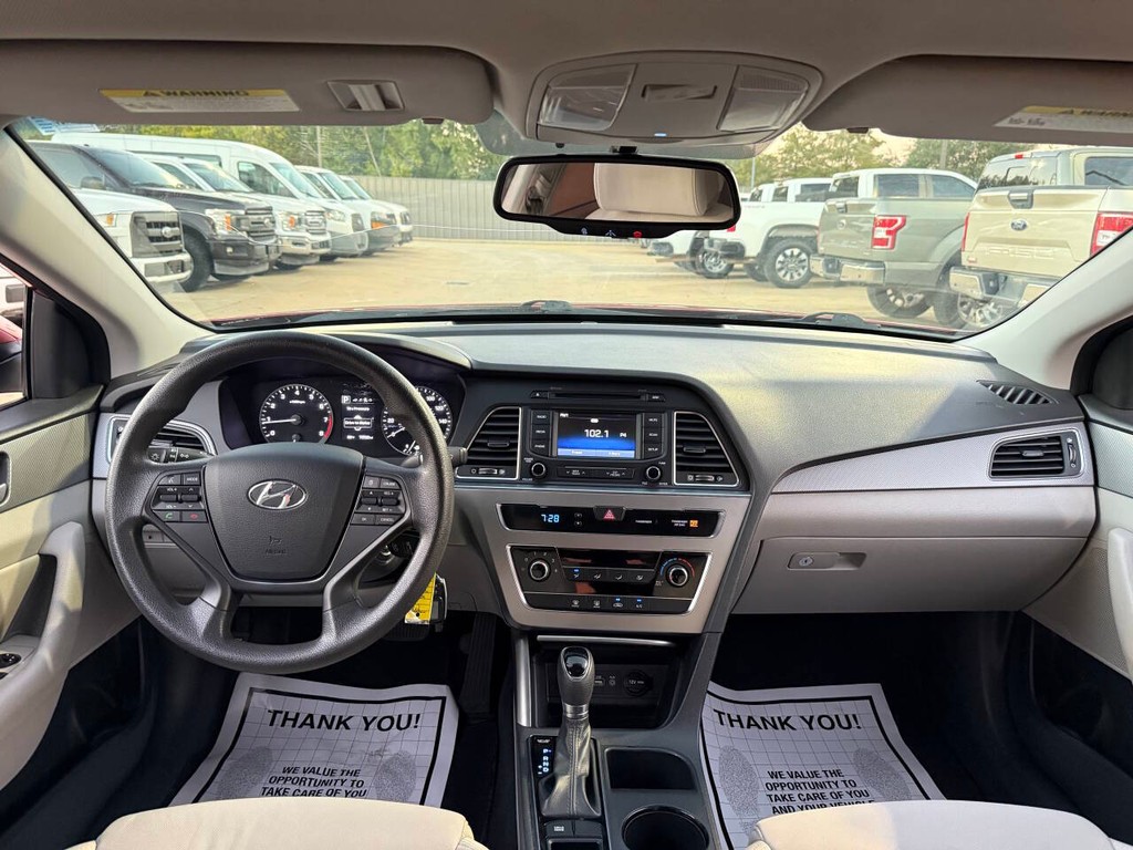 Hyundai Sonata Vehicle Full-screen Gallery Image 17