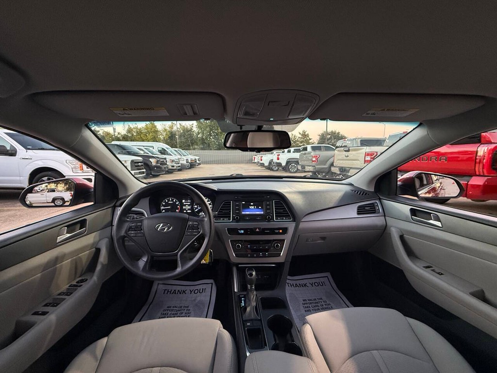 Hyundai Sonata Vehicle Full-screen Gallery Image 18