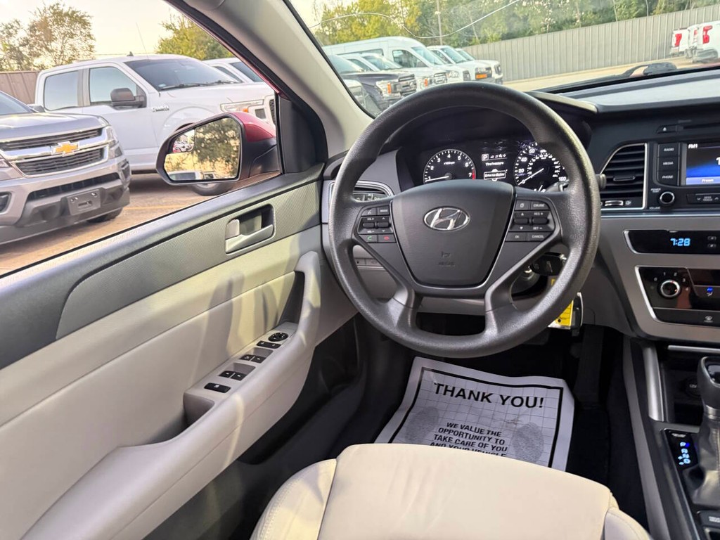Hyundai Sonata Vehicle Full-screen Gallery Image 19