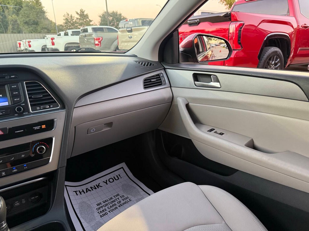 Hyundai Sonata Vehicle Full-screen Gallery Image 20