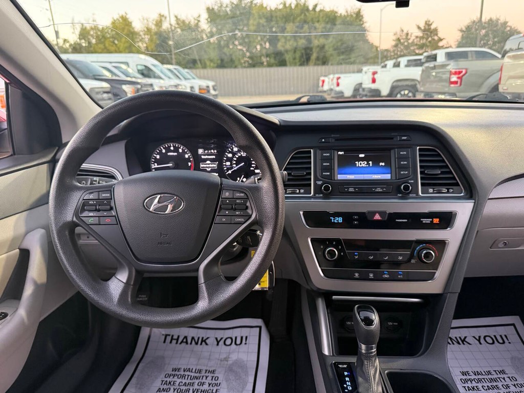 Hyundai Sonata Vehicle Full-screen Gallery Image 21