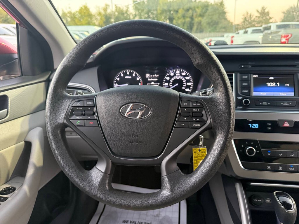 Hyundai Sonata Vehicle Full-screen Gallery Image 22