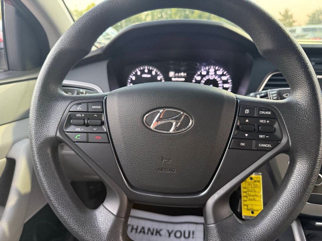 Hyundai Sonata Vehicle Full-screen Gallery Image 23