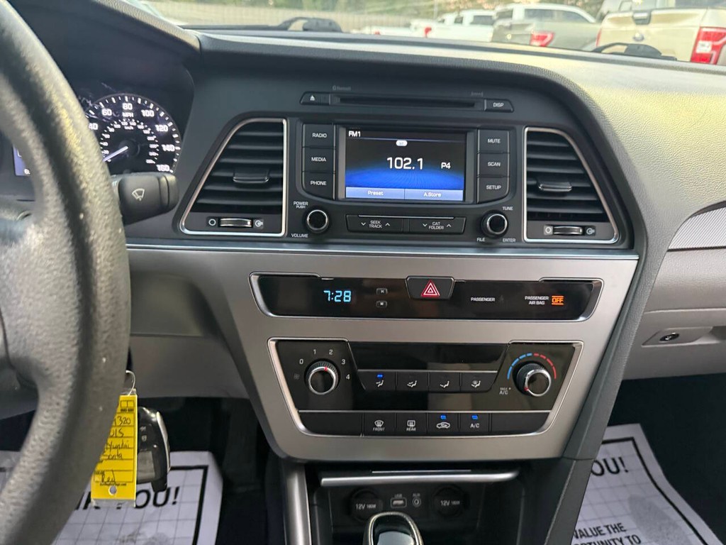 Hyundai Sonata Vehicle Full-screen Gallery Image 24