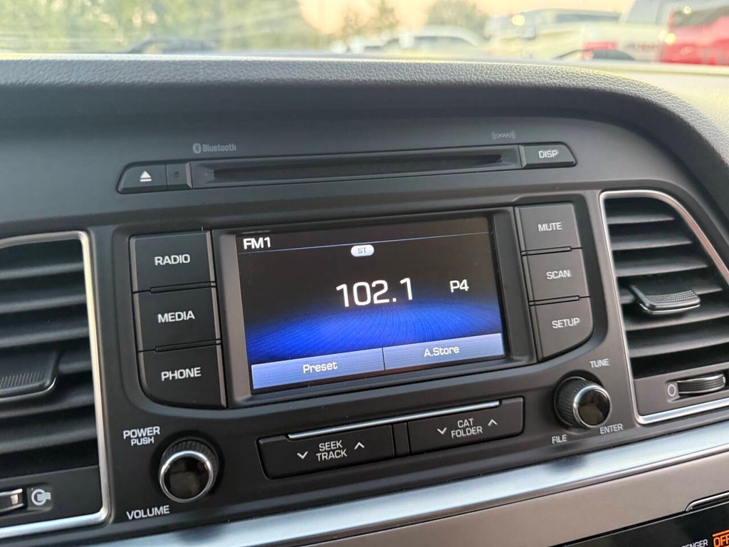 Hyundai Sonata Vehicle Full-screen Gallery Image 27