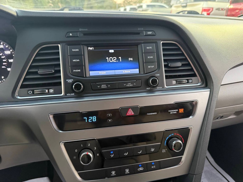 Hyundai Sonata Vehicle Full-screen Gallery Image 28