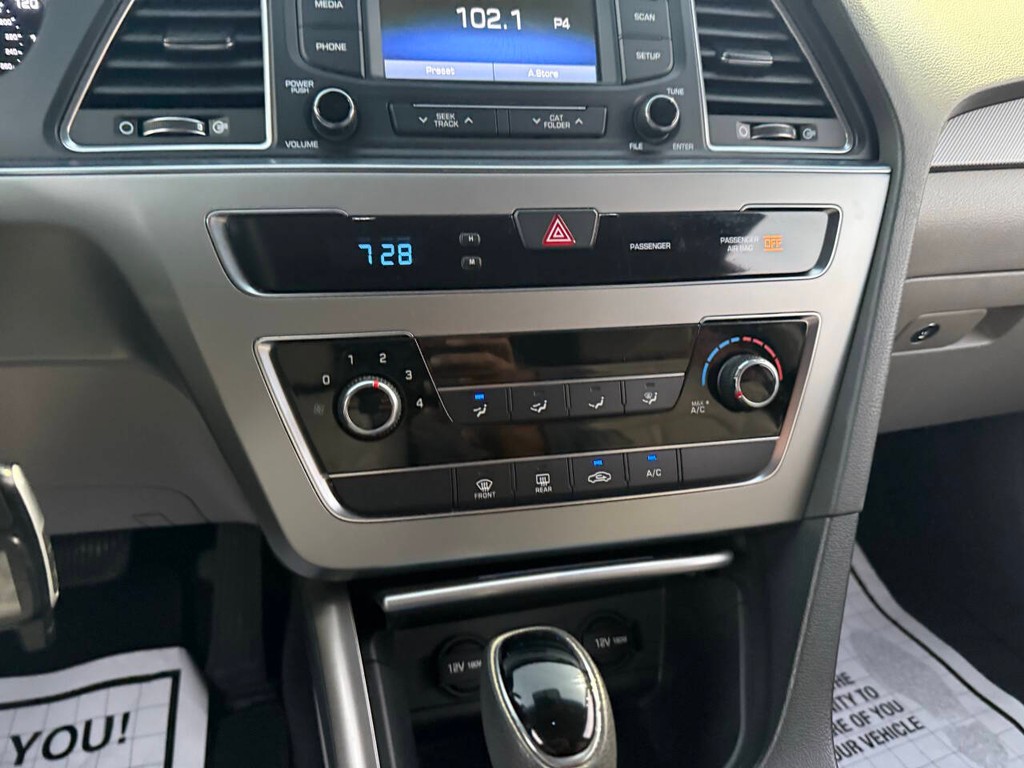 Hyundai Sonata Vehicle Full-screen Gallery Image 29