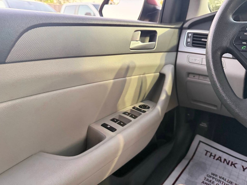 Hyundai Sonata Vehicle Full-screen Gallery Image 31