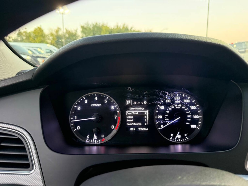 Hyundai Sonata Vehicle Full-screen Gallery Image 32