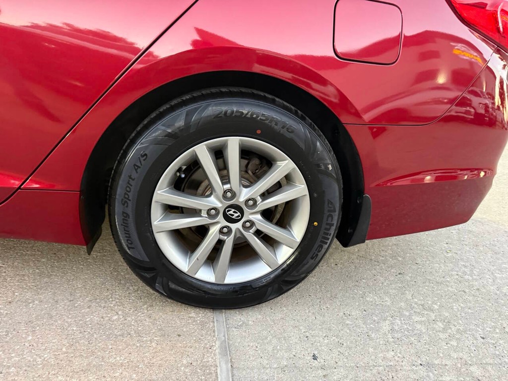 Hyundai Sonata Vehicle Full-screen Gallery Image 35