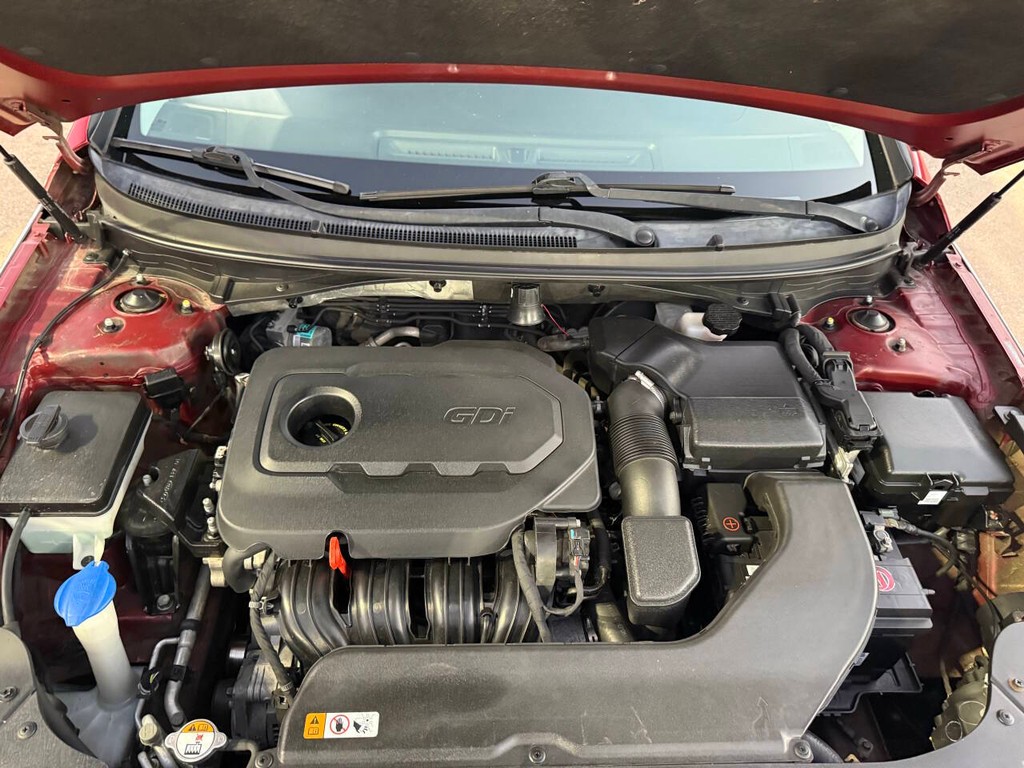 Hyundai Sonata Vehicle Full-screen Gallery Image 36