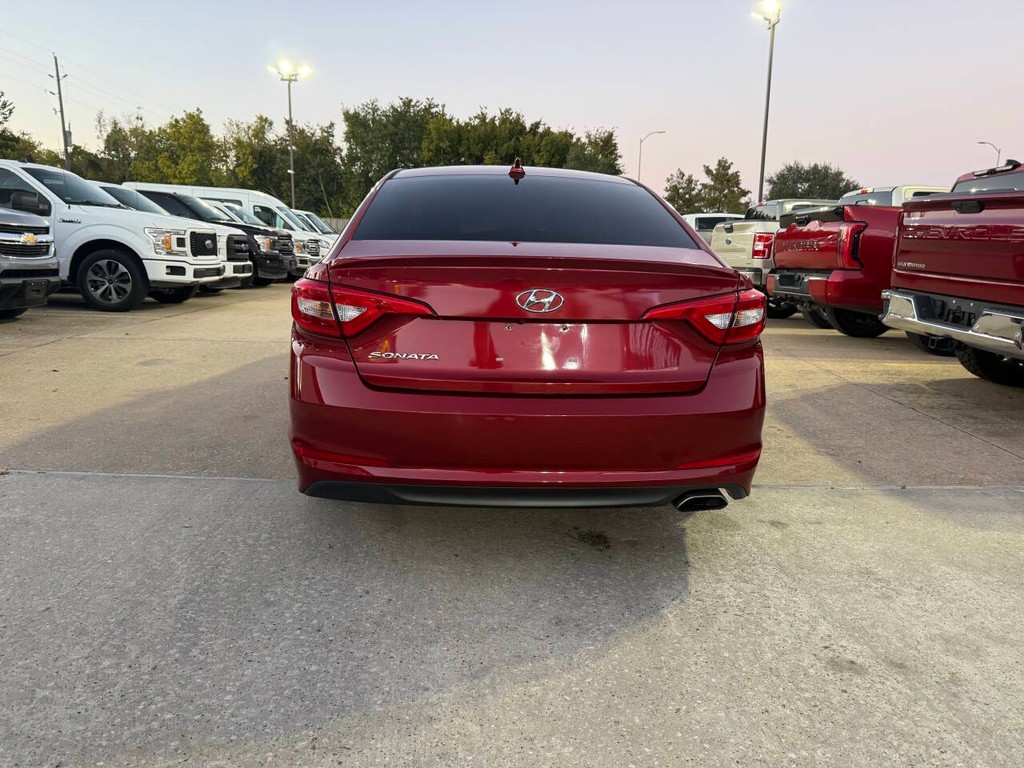 Hyundai Sonata Vehicle Full-screen Gallery Image 38