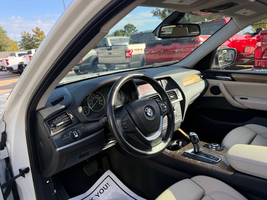 BMW X3 Vehicle Full-screen Gallery Image 06