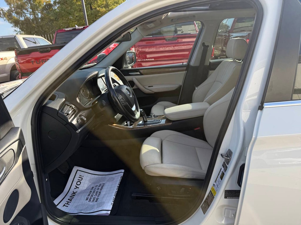 BMW X3 Vehicle Full-screen Gallery Image 07