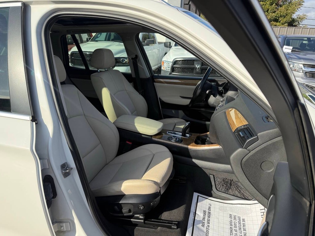 BMW X3 Vehicle Full-screen Gallery Image 10