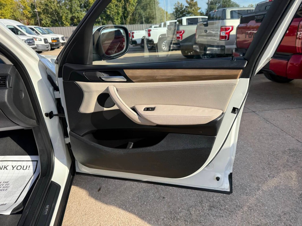 BMW X3 Vehicle Full-screen Gallery Image 12