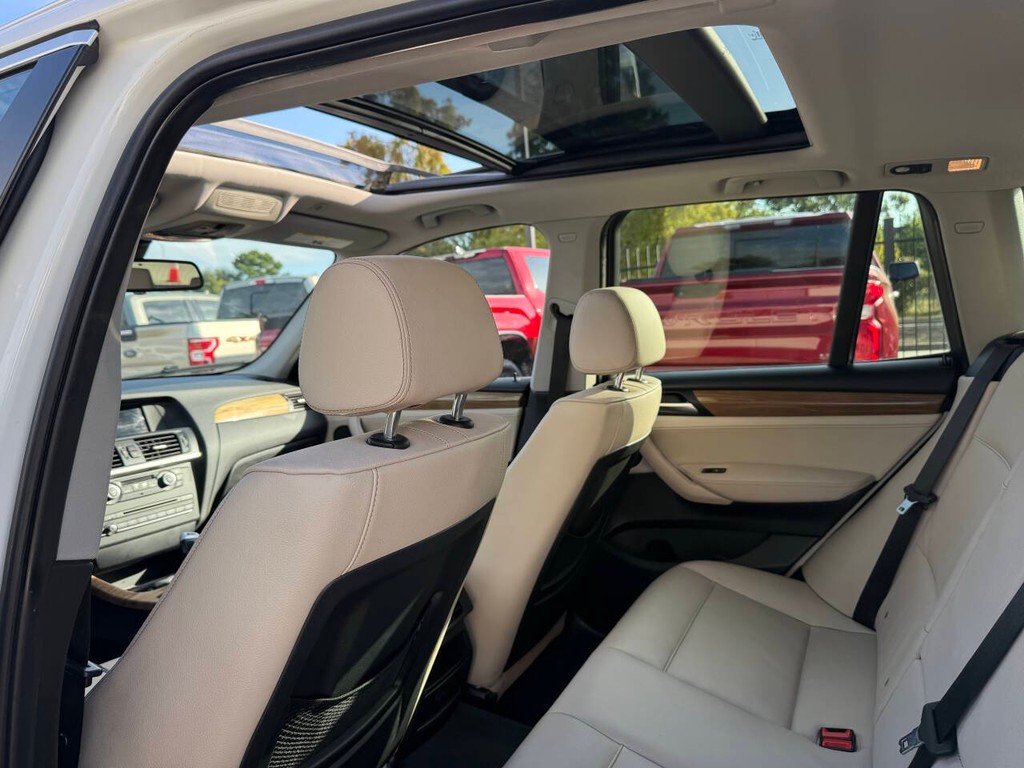 BMW X3 Vehicle Full-screen Gallery Image 13