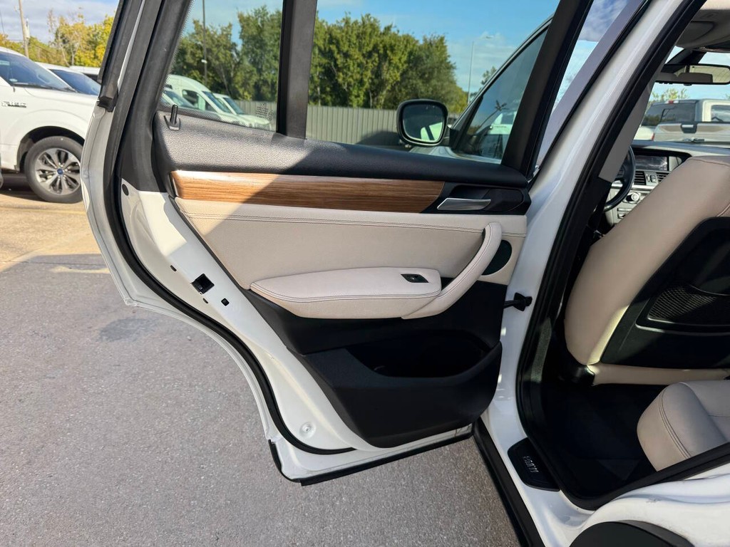 BMW X3 Vehicle Full-screen Gallery Image 15