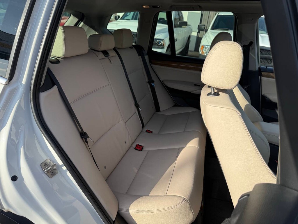 BMW X3 Vehicle Full-screen Gallery Image 16