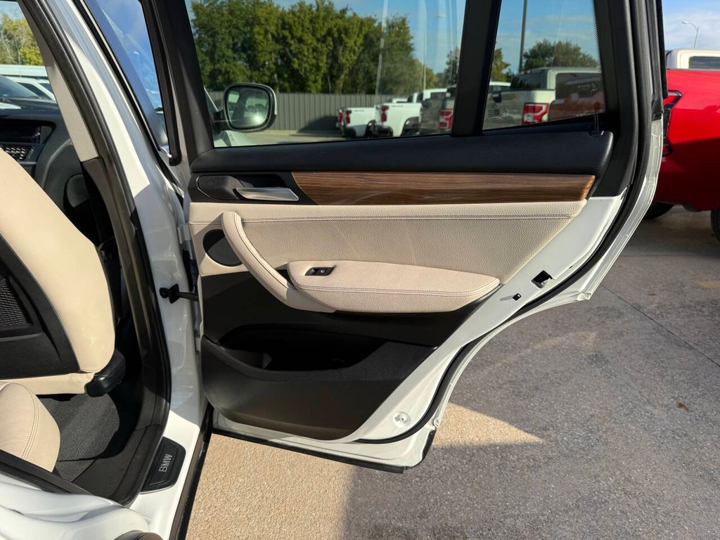 BMW X3 Vehicle Full-screen Gallery Image 17