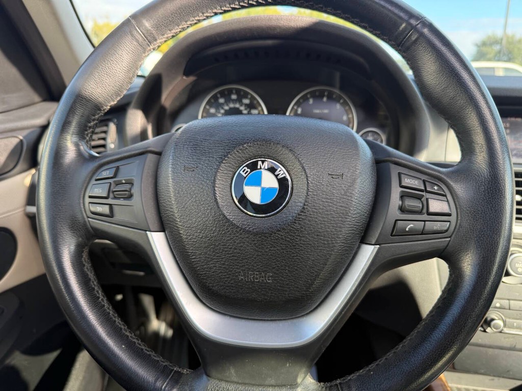 BMW X3 Vehicle Full-screen Gallery Image 24