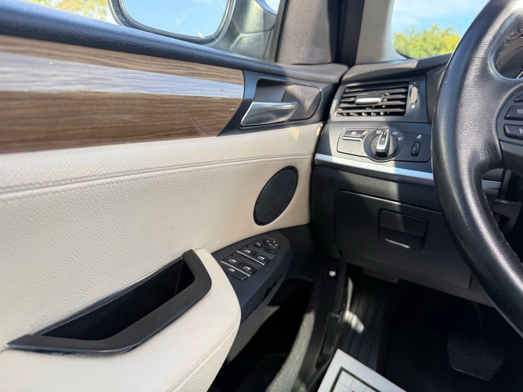 BMW X3 Vehicle Full-screen Gallery Image 31