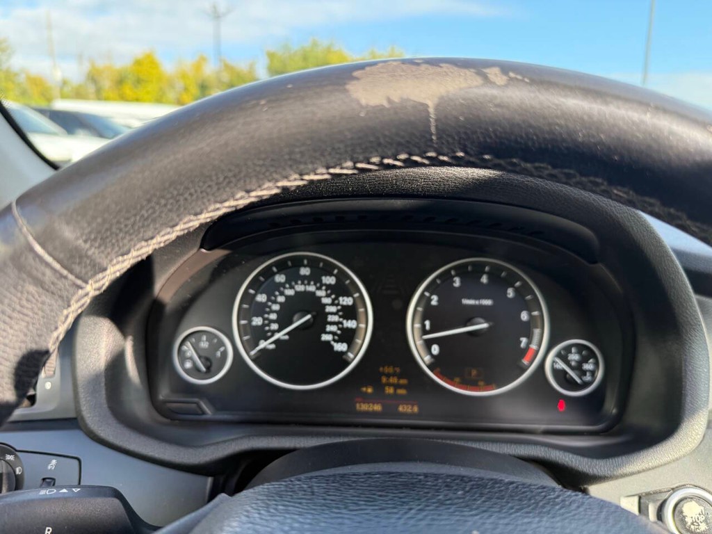 BMW X3 Vehicle Full-screen Gallery Image 34