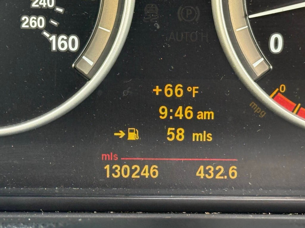 BMW X3 Vehicle Full-screen Gallery Image 35