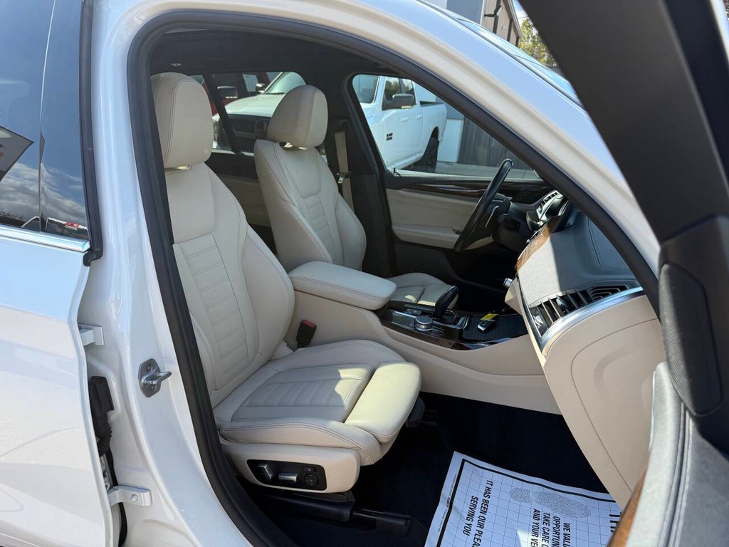 BMW X3 Vehicle Full-screen Gallery Image 10