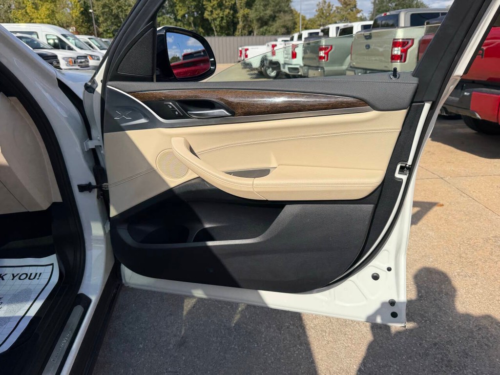 BMW X3 Vehicle Full-screen Gallery Image 11