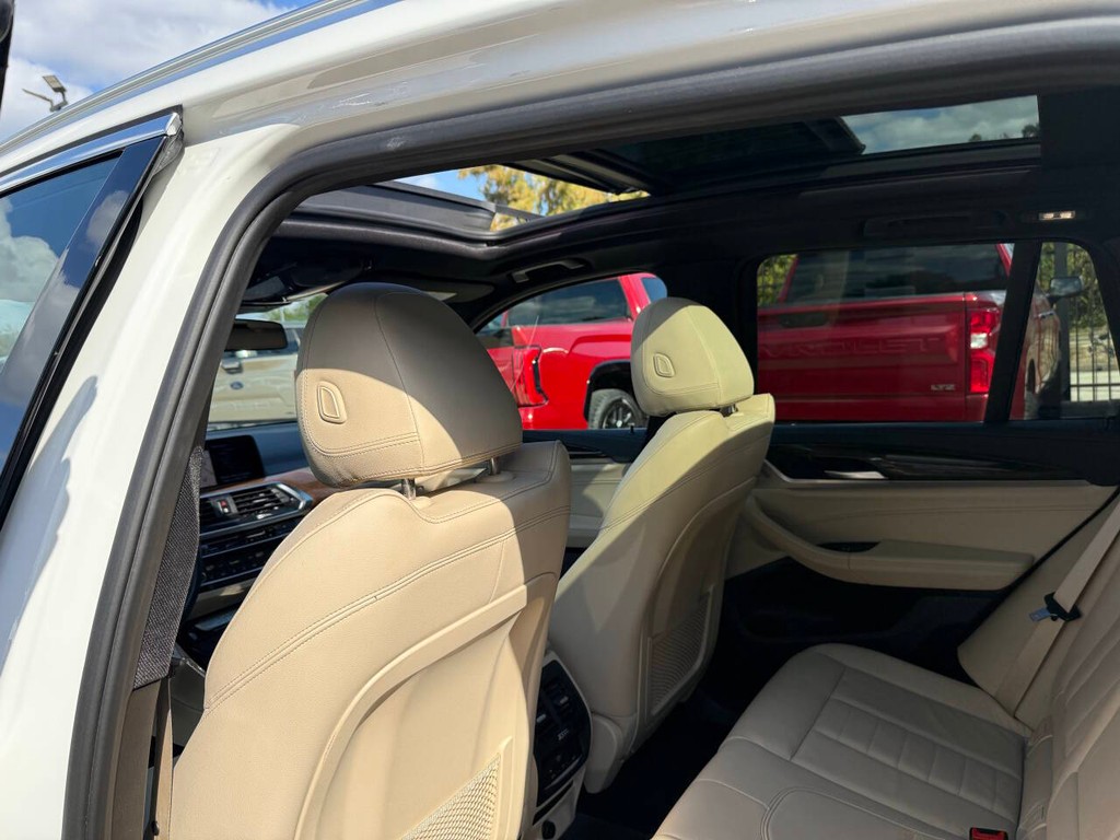 BMW X3 Vehicle Full-screen Gallery Image 12