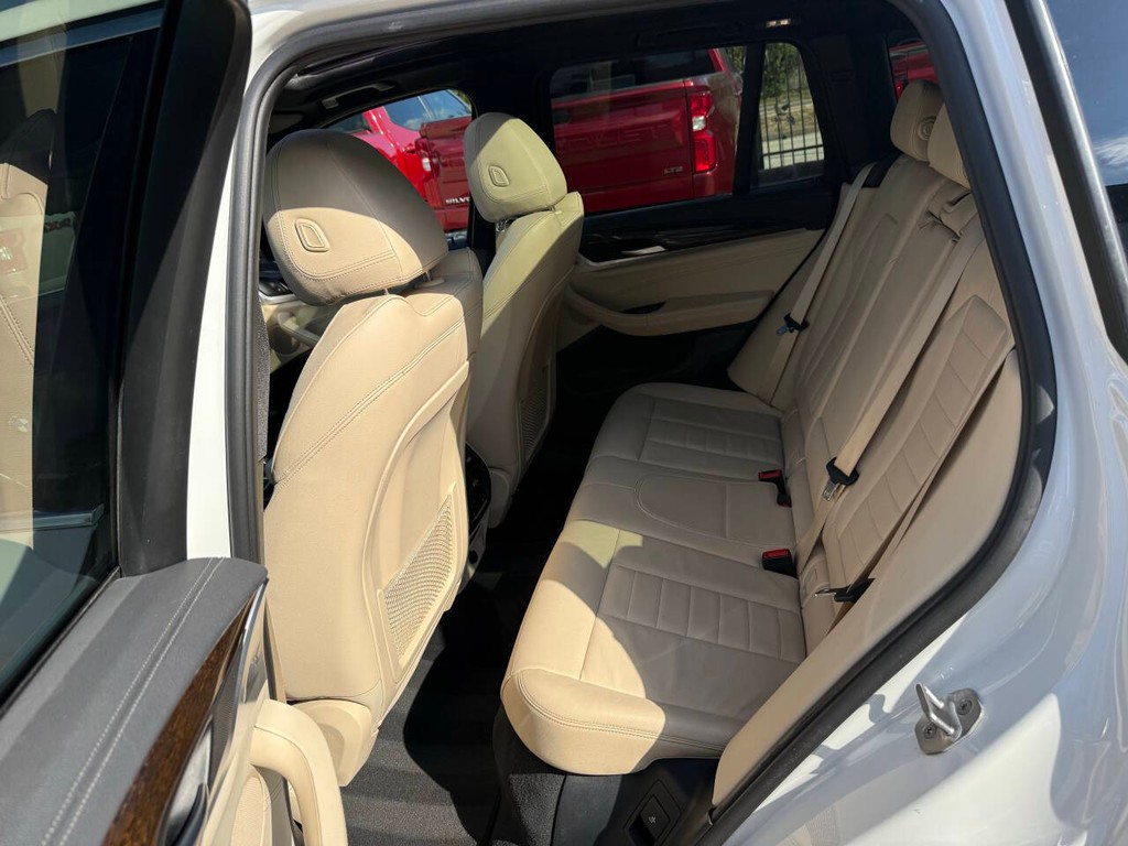 BMW X3 Vehicle Full-screen Gallery Image 13