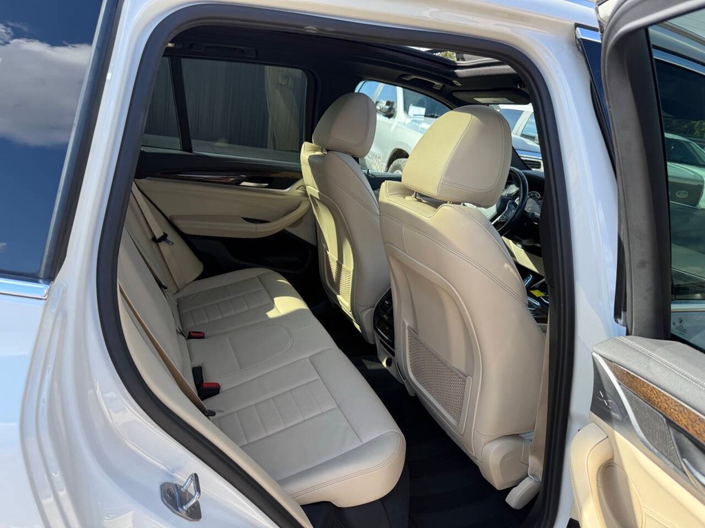 BMW X3 Vehicle Full-screen Gallery Image 15