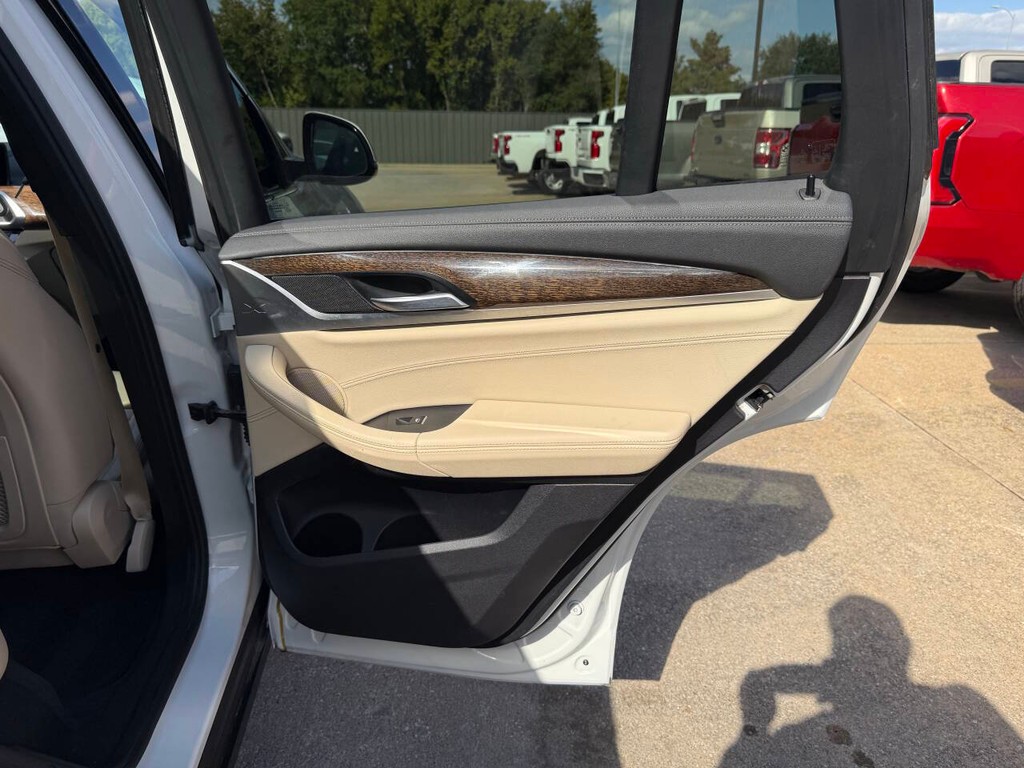 BMW X3 Vehicle Full-screen Gallery Image 16