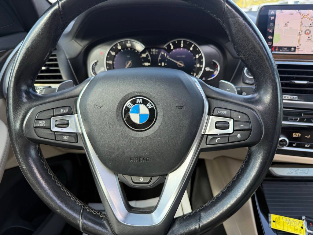 BMW X3 Vehicle Full-screen Gallery Image 23