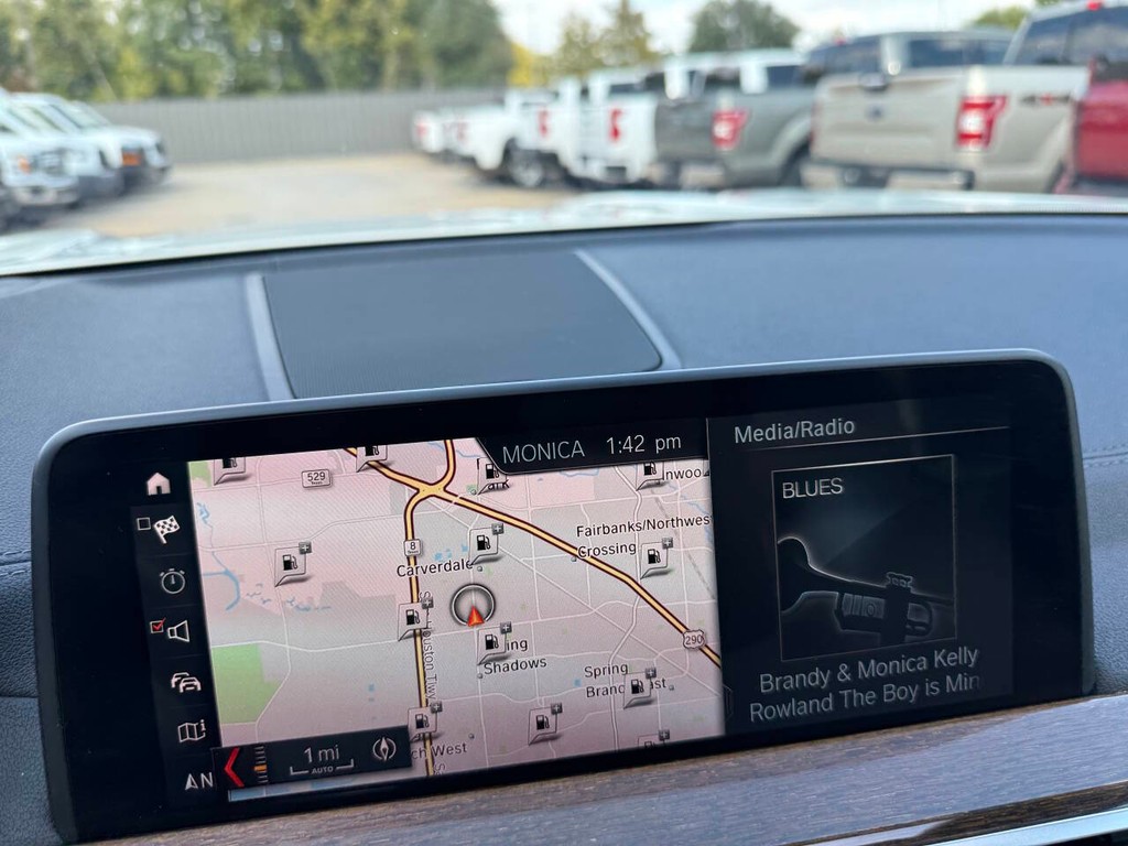 BMW X3 Vehicle Full-screen Gallery Image 25