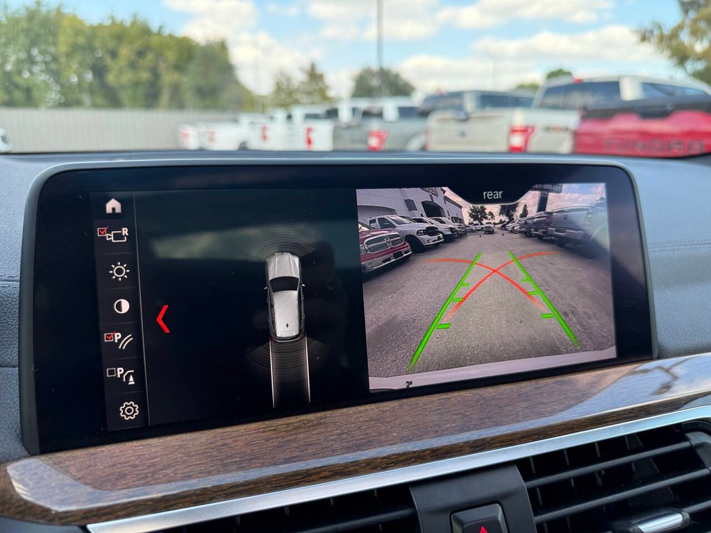 BMW X3 Vehicle Full-screen Gallery Image 26